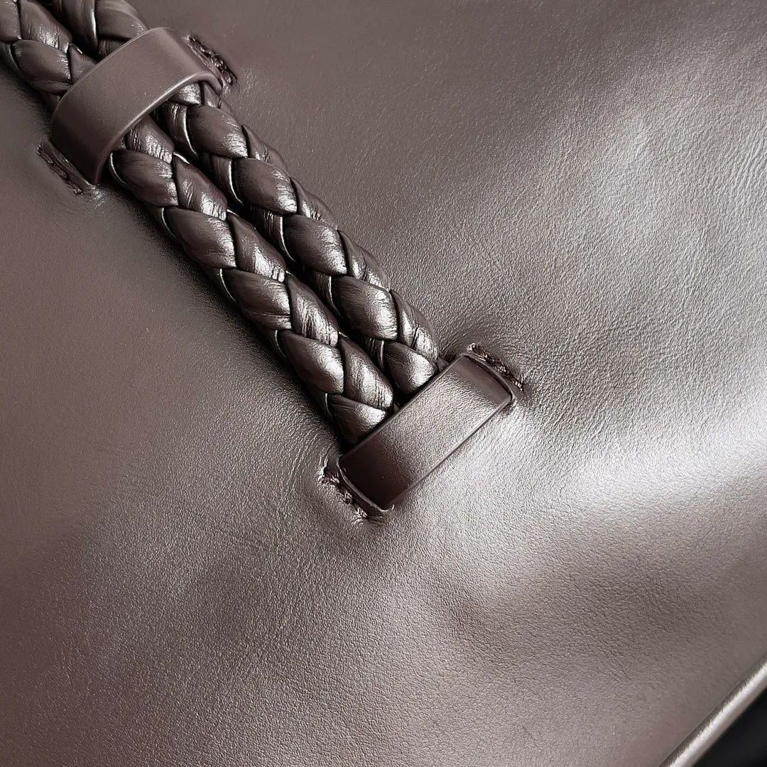 Batch 1520 Inspired by the 1970s, the Bottega Veneta women's logo shoulder bag has a smooth leather surface that brings a clean and handsome feel, just like the neatness and tenacity of a working woman. The front buckle has high-quality hardware pendant body, the overall retro elegance, and the excellent leather feels soft. This Bottega Veneta series can be described as beautiful, weakening the complexity of the outfit, not competing for it, and only using the best quality to interpret itself. Style number: 806030 (small size) Size: 27*16*6cm